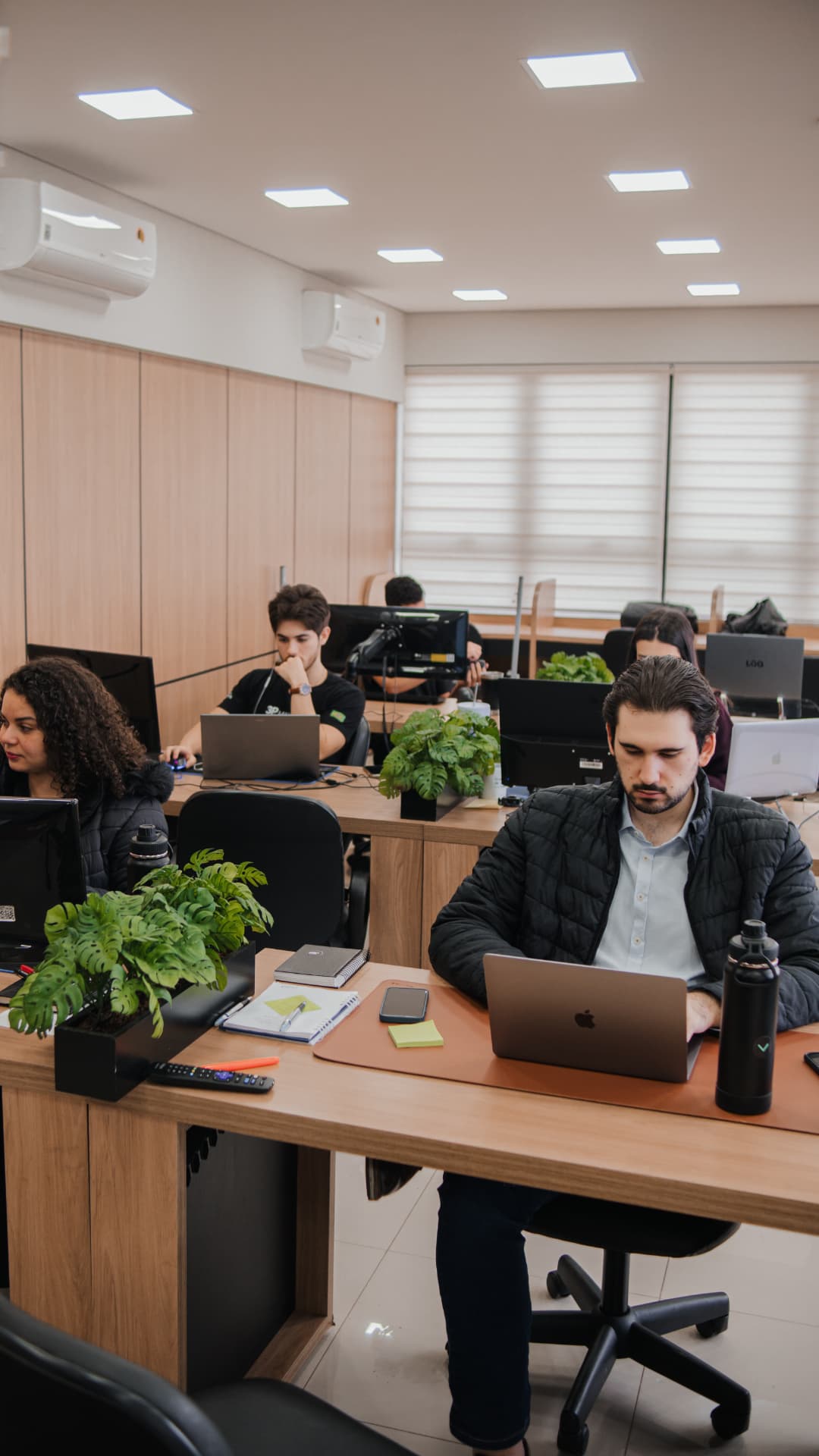 Equipe da 3P trabalhando nas estações do escritório